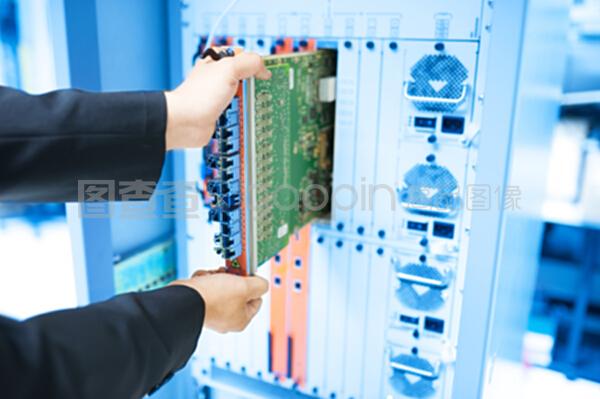 數據中心機房網絡開關（交換機）安裝與維護指南
